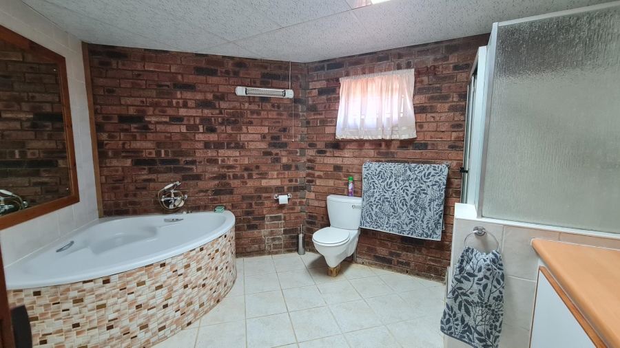 6 Bedroom Property for Sale in Bainsvlei Free State